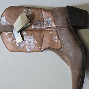 Reduced! NWT Roper cowgirl boots w/iridescent floral detail, 9.